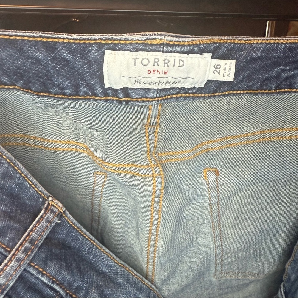 Torrid size 26 Distressed Blue Denim Shorts with Pockets - Picture 2 of 7